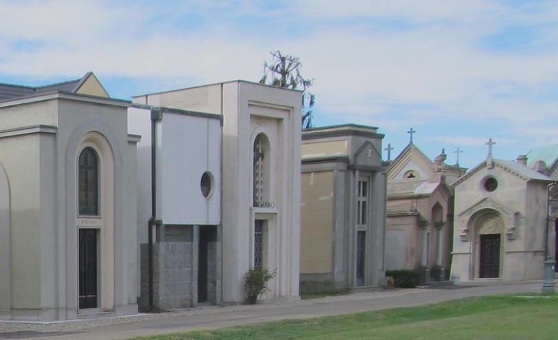 Aggressione al cimitero: donna picchiata e rapinata da quattro uomini